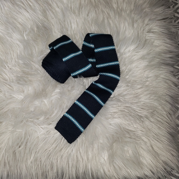 Banana Republic Skinny Knit Tie - Picture 3 of 3